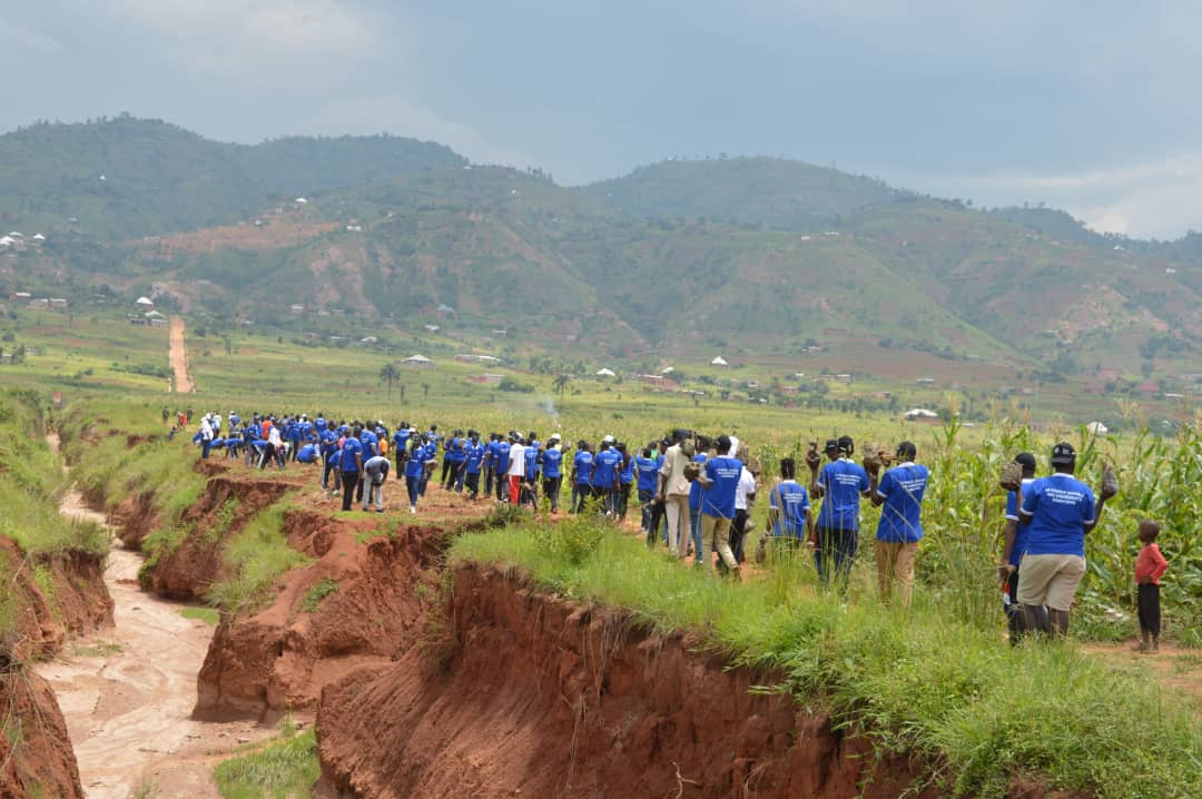 EjoHezaFM's tweet photo. 2. La journée dédiée à la sensibilisation des institutions de microfinances à la finance sensible aux changements climatiques a débuté par la plantation de 400 jeunes bambous le long du ravin #Kizingwe de la zone #anyosha.@BMineagrie, @IFAD, @progrfidabdi @IFADPresident https://t.co/LPLNaWFg0G