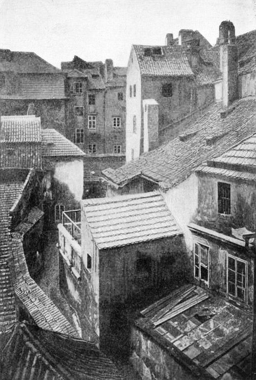 BlankaLednicka's tweet photo. Vždycky, když vidím fotky z Josefova před asanací, přeju si, aby tahle část Prahy nezanikla...
#Praha #mistopis #rodokmen https://t.co/f5GOjOXyph