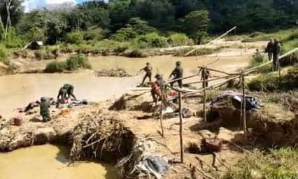 #FANB desmantelará todas las estructuras de explotación minera a cielo abierto que violan la Constitución Nacional y el ordenamiento jurídico territorial en Parques Nacionales y Zonas Protegidas. Ninguna organización estará por encima de los intereses supremos del Estado.