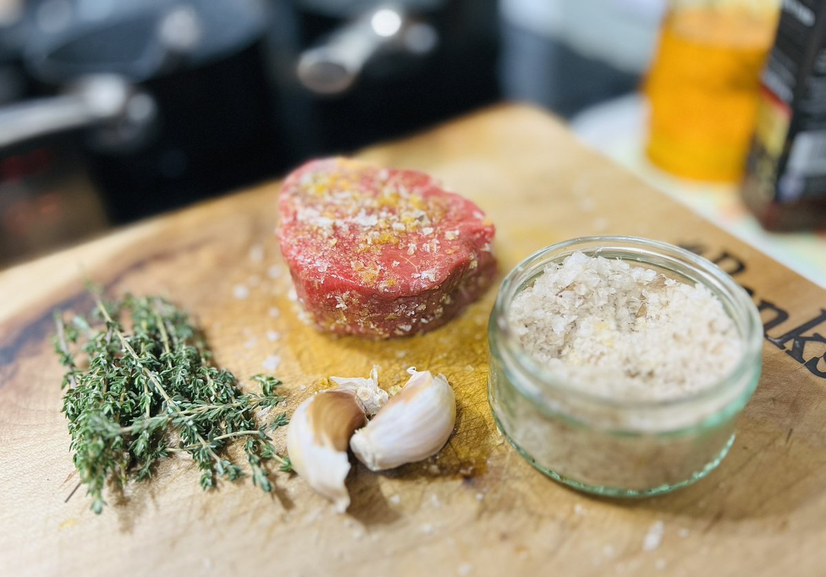 banksiemagic's tweet photo. Getting the weekend off to a #Proper start… Fillet steak, asparagus, colcannon mash &amp; a Madeira sauce accompanied by a @StAustellBrew #ProperJob 

#ProperFriday 
#ProperJobAmbassador https://t.co/ayjIyZwMqZ