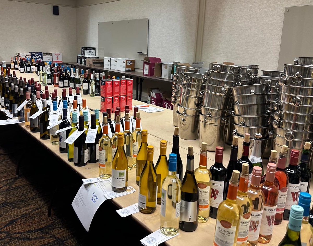 kptchamber's tweet photo. It’s 5 o’clock somewhere! Employees at MeadowView have been busy all day opening hundreds of bottles of wine for tonight’s Annual Dinner! 🍾
#KingsportChamberAnnualDinner #SocialEventOfTheYear #KingsportChamber https://t.co/1OGjZfiksL