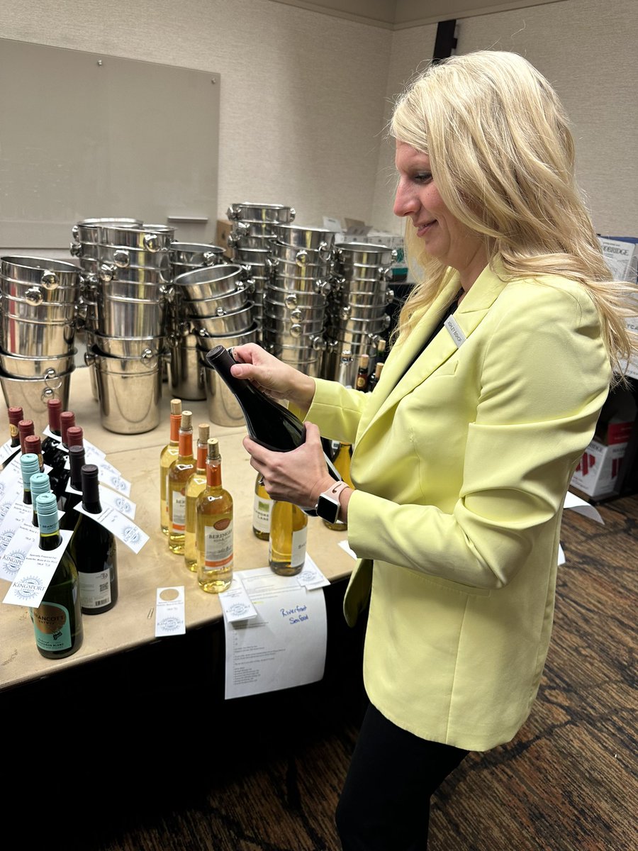 kptchamber's tweet photo. It’s 5 o’clock somewhere! Employees at MeadowView have been busy all day opening hundreds of bottles of wine for tonight’s Annual Dinner! 🍾
#KingsportChamberAnnualDinner #SocialEventOfTheYear #KingsportChamber https://t.co/1OGjZfiksL