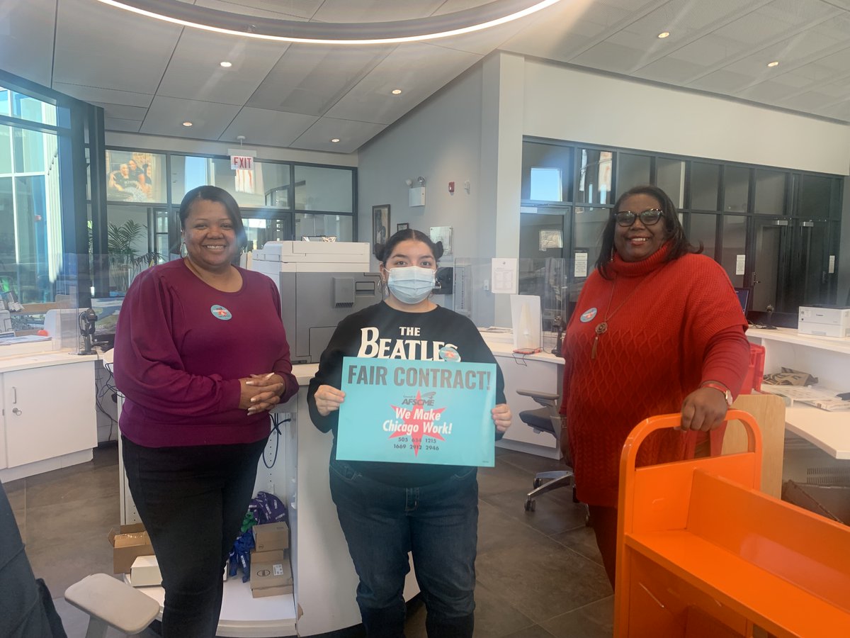 When you only have 3 workers for the entire day, it's time to get serious about workers' demands, @chicagosmayor. Altgeld Branch library workers are ready for a Fair Contract! @AFSCME31 #AFSCMEstrong #WeMakeChicagoWork #AFSCMEcouncil31 #FairContractNow
