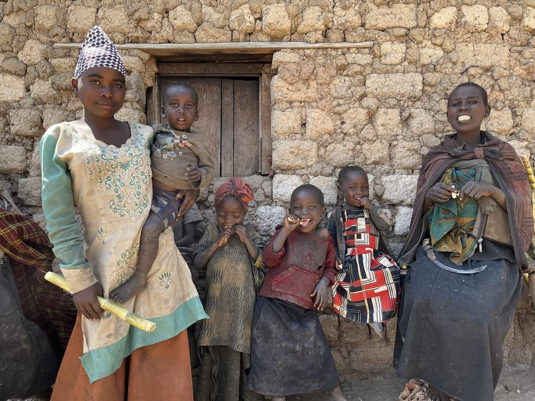 AssoTwenge's tweet photo. 📌 ¿Conoces a la etnia batwa?

📎 Los batwa son un pueblo pigmeo de África Central. Son los más antiguos habitantes registrados en el área del continente africano que ahora comprende los territorios de Ruanda y Burundi. Constituyen alrededor del 1% de la población burundesa. https://t.co/LVXpirRvSm