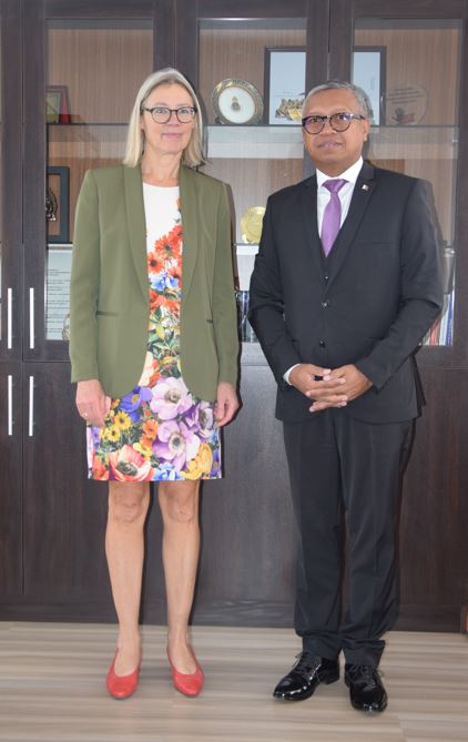 corruptionmada's tweet photo. Deux entrevues intercalées par une cérémonie de dépôt des déclarations de patrimoine le 03 février 2023: L’Ambassadrice de l’Union Européenne à Madagascar, Madame Isabelle DELATTRE BURGER a effectué une visite de courtoisie auprès du Directeur Général du… https://t.co/AQU5PqFUS0 https://t.co/hVeO9LCQ6F