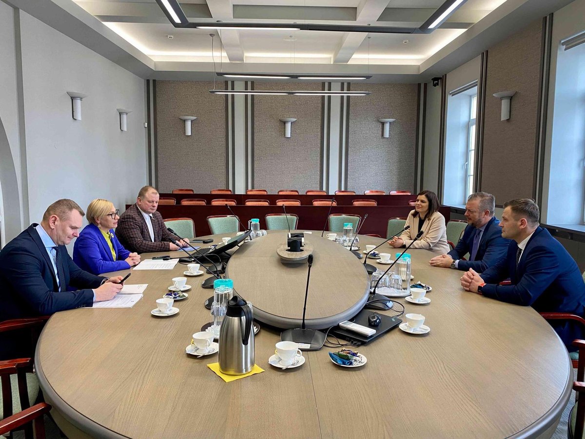 ParalympicsLTU's tweet photo. @parsonsandrew visits #Lithuania for the first time, meets president of the country @GitanasNauseda, speaker of the parliament @VCmilyte, minister of Education, Science and Sports Jurgita Šiugždinienė, president of Lithuanian NOC Daina Gudzinevičiūte 🇱🇹 #IPC https://t.co/YGb442dT2J