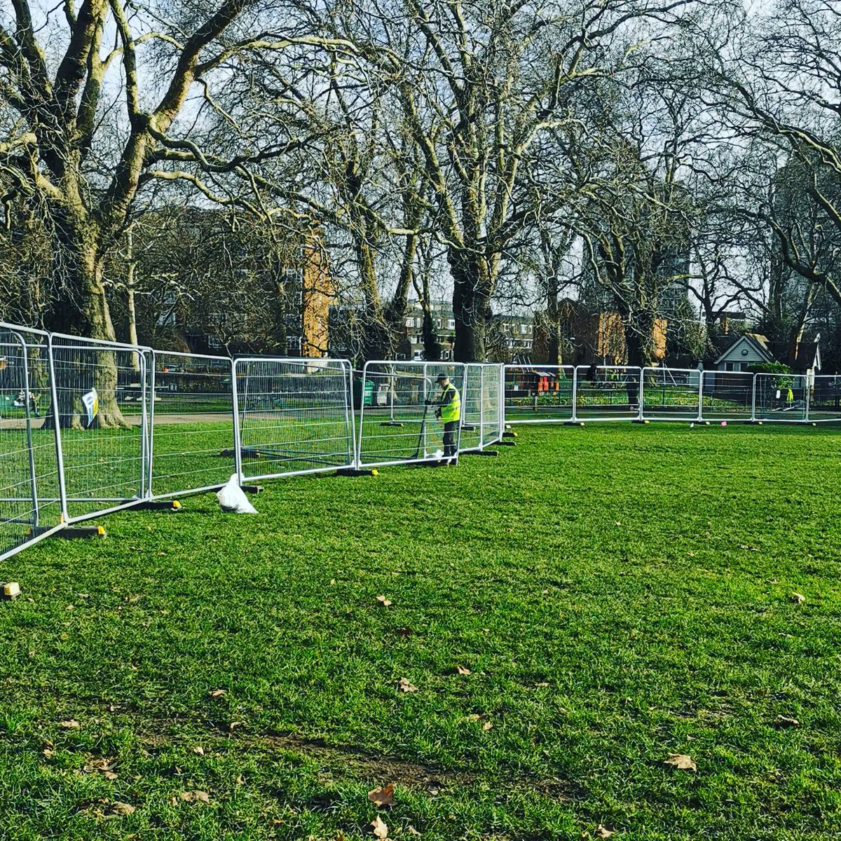 barrierman1's tweet photo. Working for a new client with our friends at @alpha_crew_ltd &amp; @autotrak_portable_roadways_ creating a safe work area for a large event build with our Heras Fencing &amp; Chapter8 Barriers
#wemakeevents #eventprofs #eventprofsuk
@barrierman1
@lambeth_council @friendsofkenningtonpark https://t.co/Szu9IG8q9R