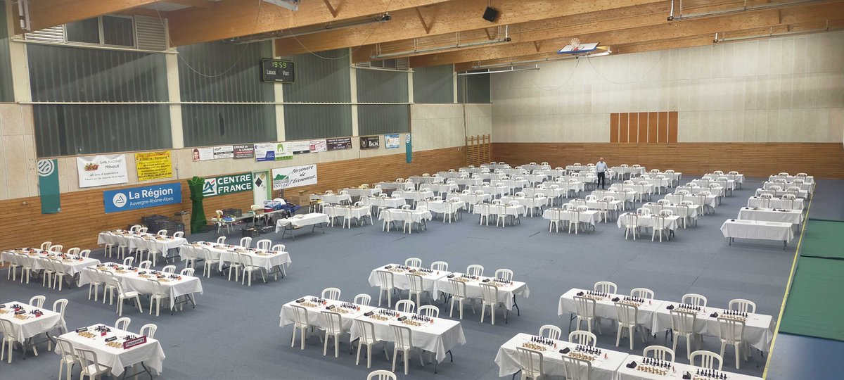Demain, début du #ChampionnatARAJeunes à #Ennezat ! 🏆

Plus de 250 jeunes de toute la région <a href="/auvergnerhalpes/">Auvergne-Rhône-Alpes</a> vont tenter de décrocher leur place qualificative pour le <a href="/ChampFraEchecs/">#Albi2026</a> #Agen2023 !

Merci aux bénévoles qui ont installé la salle ce soir 🧑‍🏭