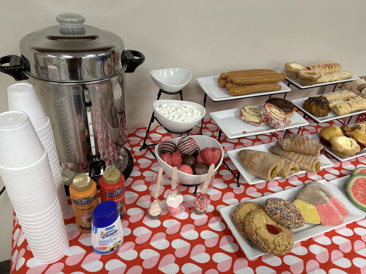 KarenAnai8's tweet image. Our @WorshamES_AISD admin is the sweetest! 🥐🍪🧁 #AldineConnected #WorshamGlows #AceLevelUp