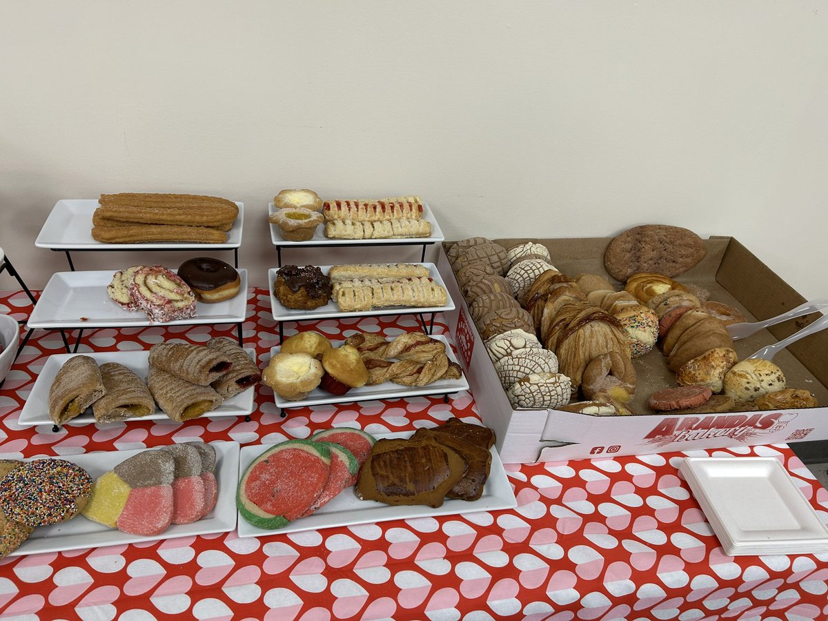 KarenAnai8's tweet image. Our @WorshamES_AISD admin is the sweetest! 🥐🍪🧁 #AldineConnected #WorshamGlows #AceLevelUp