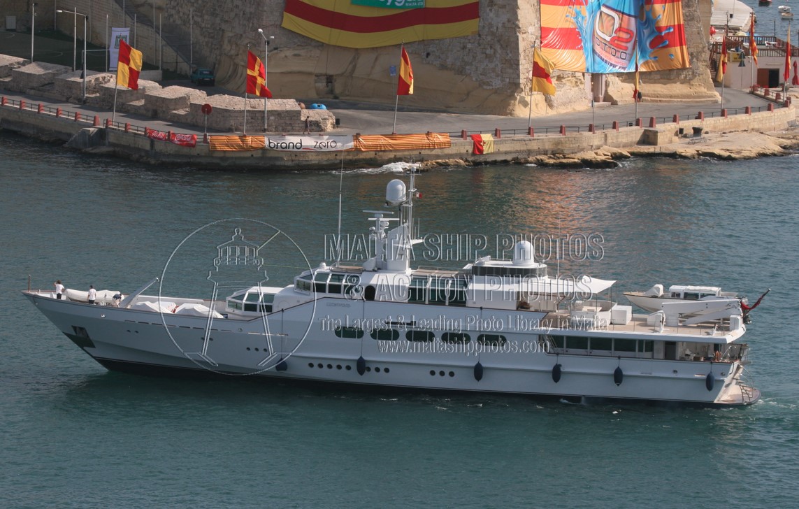 Shipguru's tweet photo. #Feadshipbuilt #Yacht #LIONWIND #entering #grandharbourmalta bound to #GrandHarbourMarina (#GHM) - 09.09.2009 - https://t.co/nfgboxc3g3 - NO PHOTOS can be used or manipulated without our permission @Feadship @Dutchyachting @ybw @GrandHMarina @VisitMalta @MTAMalta https://t.co/nzjCqwFFG3