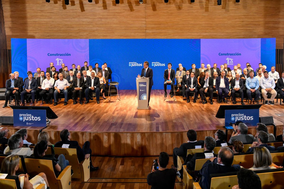 SergioMassa's tweet photo. Junto al secretario de Comercio, @MatiasTombolini y a representantes del sector empresarial y sindical anunciamos la ampliación del Programa #PreciosJustos, que en esta etapa establece una pauta del 3.2% de promedio mensual en alrededor de 50.000 productos hasta el 30 de junio. https://t.co/mNgbSmVcue