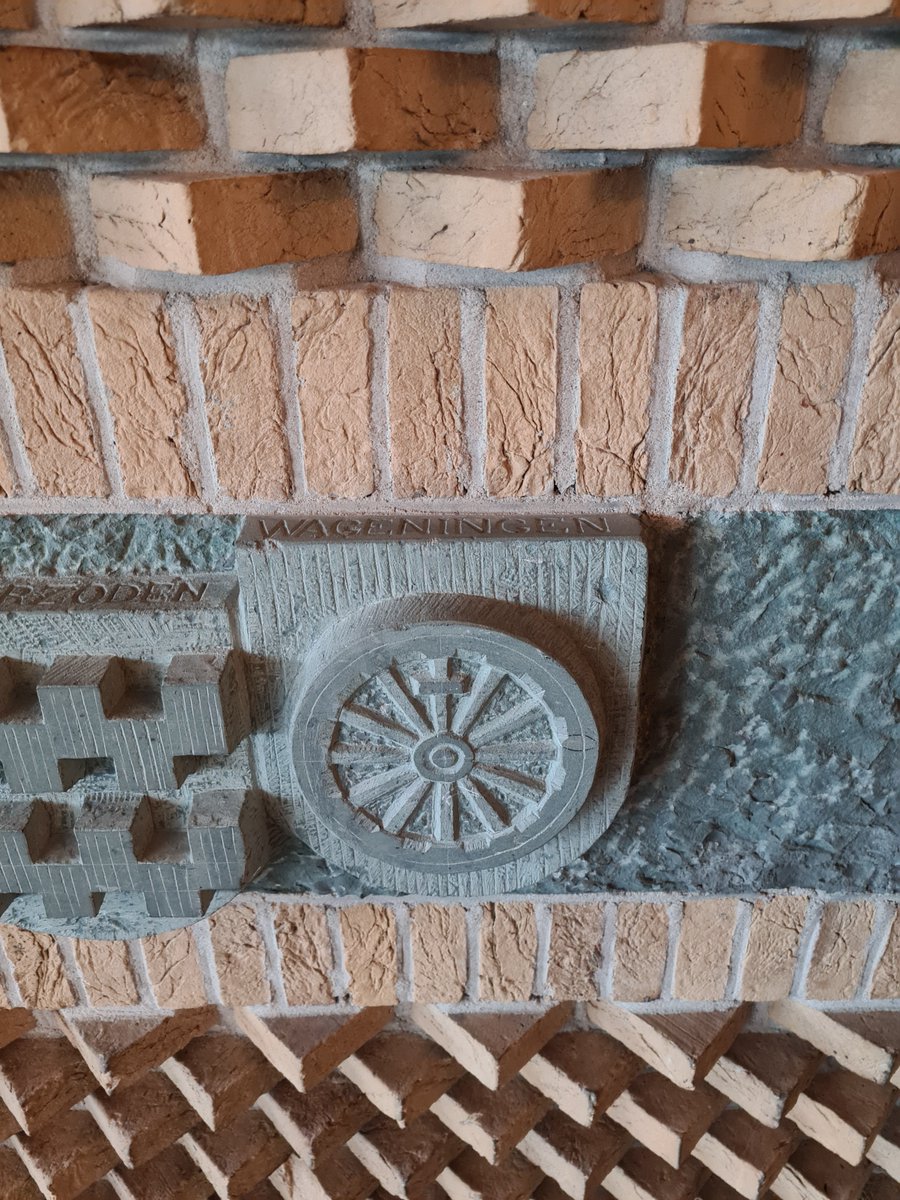 Huis der Provincie in Arnhem kent stenen met de wapens van Gelderse gemeenten.

Samen met <a href="/peterdrenth68/">Peter Drenth</a> het  Wageningense wiel gevonden. Mooie details!