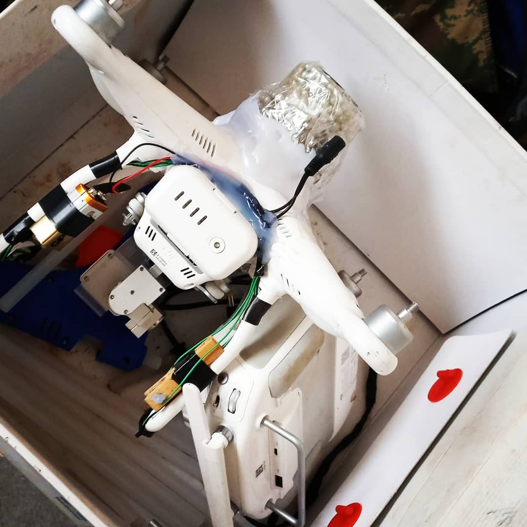 AnalystMick's tweet photo. DJI phantom style drone converted into a sacrificial munition, image was posted in 2021 and is from greater #Idlib, #Syria.

Armed groups active in Syria and Iraq were among the first non-state actors to employ COTS UAVs on a wide-scale for both ISR and delivering munitions. https://t.co/3z7nUlZCTe