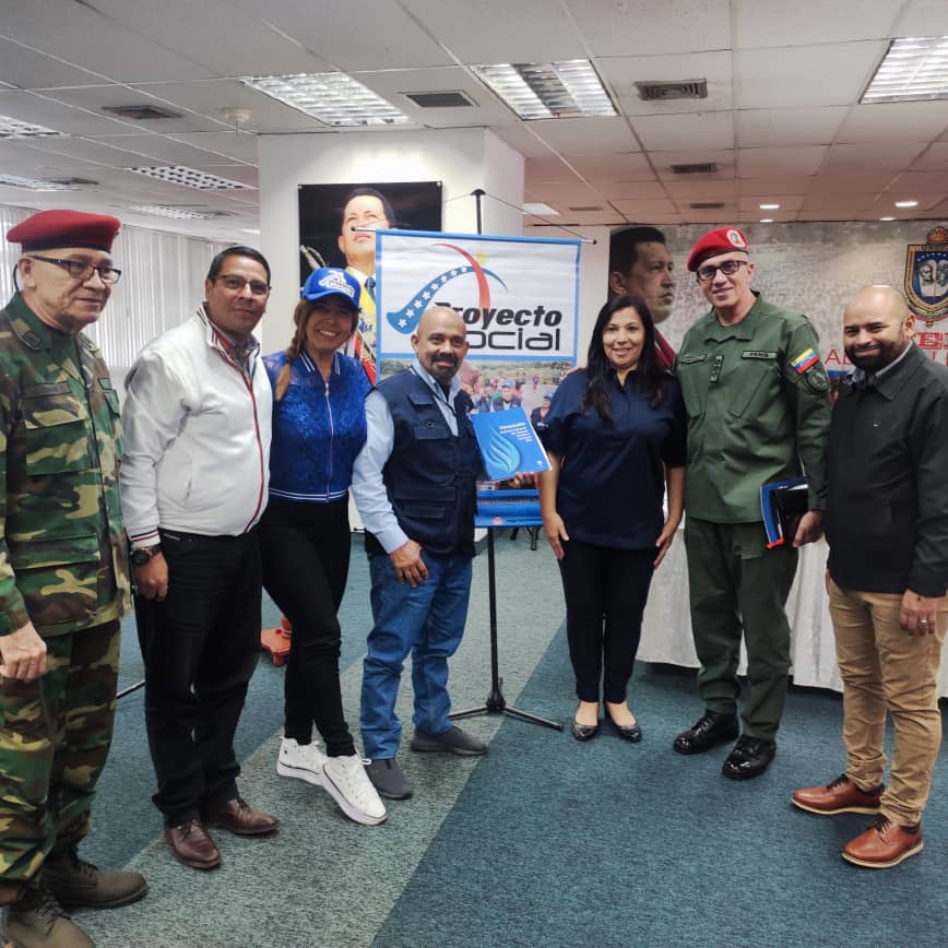 taniadamelio's tweet photo. Durante el Foro Febrero Rebelde, desde la @UnefaCaracas, fue bautizado el libro "Venezuela: Derechos Humanos, 3er Examen Periódico Universal" elaborado por la ONG @proyectosocial1, el cual recibo con gratitud y la seguridad de que será un instrumento para la reflexión y acción. https://t.co/kn9He03p7A
