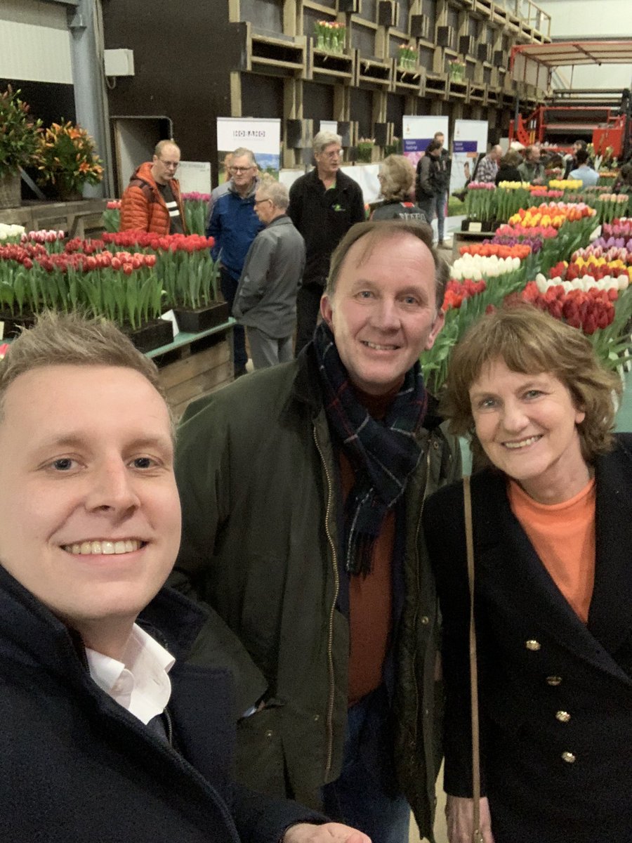 VersluisYttje's tweet photo. @BloembollenVakd Duizenden tulpen gezien . Samen met mijn collega adviseurs Jacco en Rudi @Rabobank https://t.co/mn2y14DHXn
