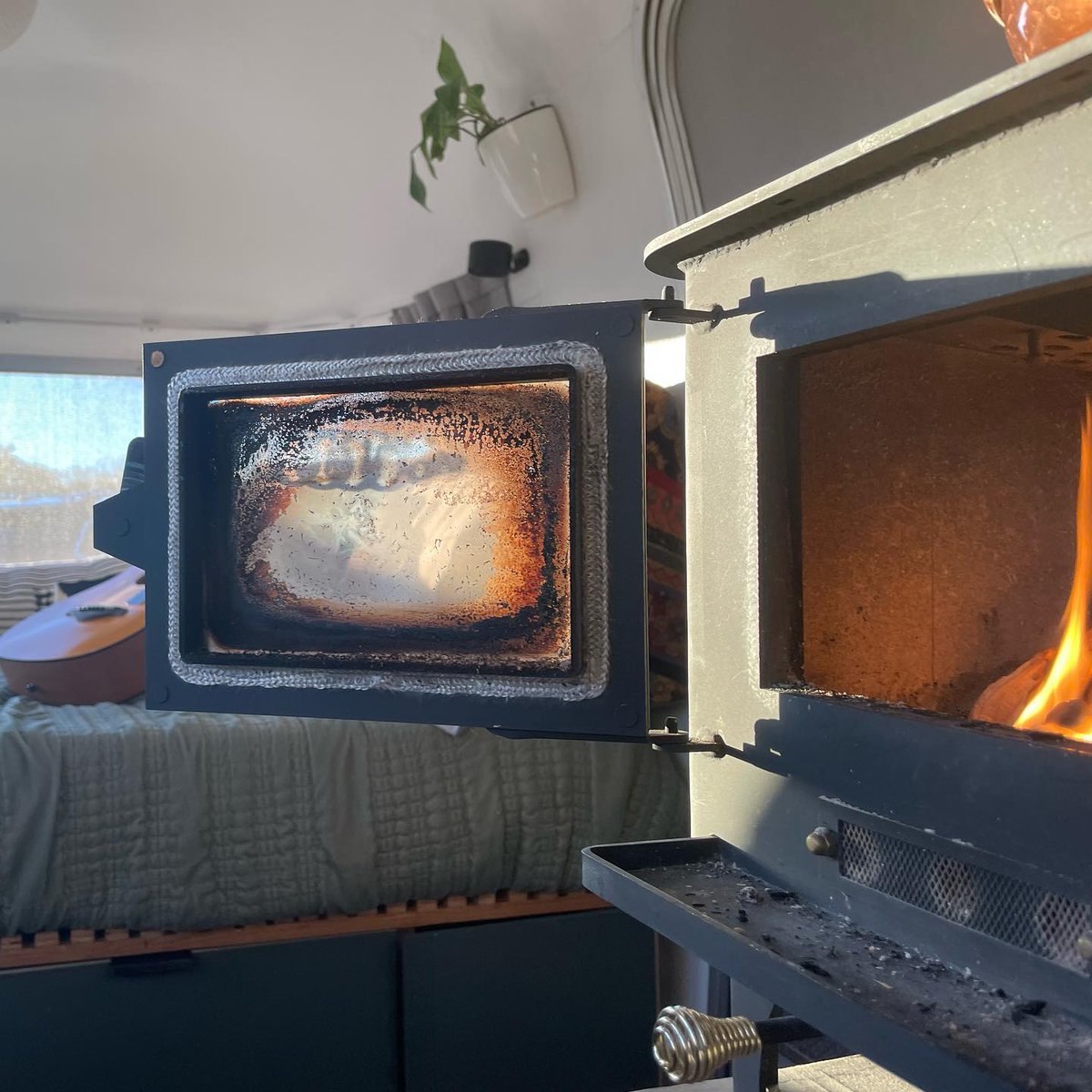 CubicMiniStoves's tweet image. How&apos;s your Monday morning treating you?

@movinghomeswithus

We’ve been living off this little thing for days now.

#tinyhomemovement #tinyhomedesign #tinyhousenationķ #aframefever #aframecabins #aframeliving #aframedaily #aframehouse #aframes #tinyhousenation #tinyhousemovement