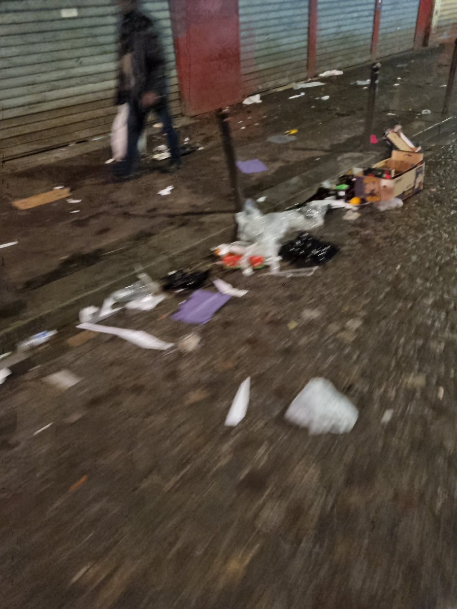 Matt_R83's tweet photo. @Parisjecoute On peut vivre là-dedans?! Dans Paris? En 2023? Plutôt que d'envoyer de brave nettoyeurs dont le travail doit être tellement pénible, il serait peut-être temps de se bouger pour régler le problème à la source?! Marre de vivre dans les dechets! Rue Dejean. https://t.co/BXOeZH2l3V