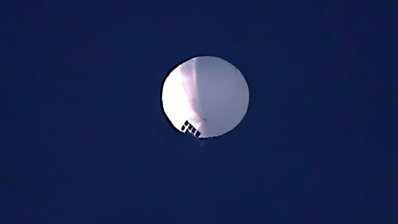 fralopez's tweet photo. #ChinaSpyBalloon 

Last part: It is nearly the exact same thing I saw back before Christmas. What are the chances there are more of these floating about? Or that this is the same one I saw? It's a mystery. https://t.co/2NNWPxayLH