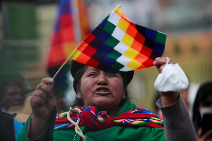 QuyaReyna's tweet photo. ¿La Wiphala es un trapo? ¿Y la bandera 🇵🇪 qué es? ¿Qué lo hace especial? si también es un pedazo de tela. Las luchas crean símbolos, crean sentidos. La bandera peruana cobró un sentido de país contra su gobierno asesino y la Wiphala un sentido de identidad. No es un trapo, jamás https://t.co/D8GaHECqV9