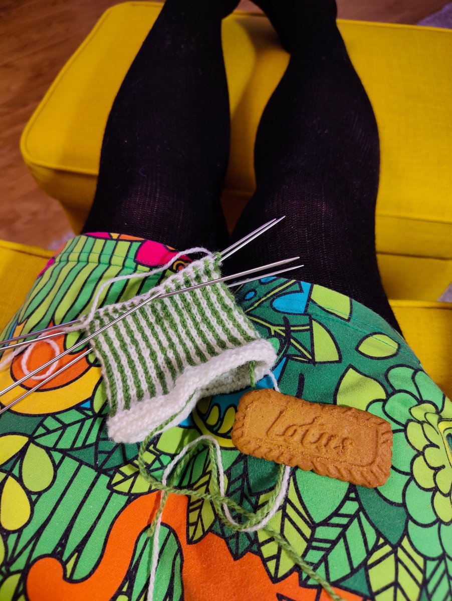 sticklingens's tweet photo. Nu är det trötta fötter upp och stickning som gäller resten av kvällen.

#Stickning #Vantar #Vantstickning #RaumaFinull #LedigHelg #Sunnansjö https://t.co/ZJ7UQpbhoe