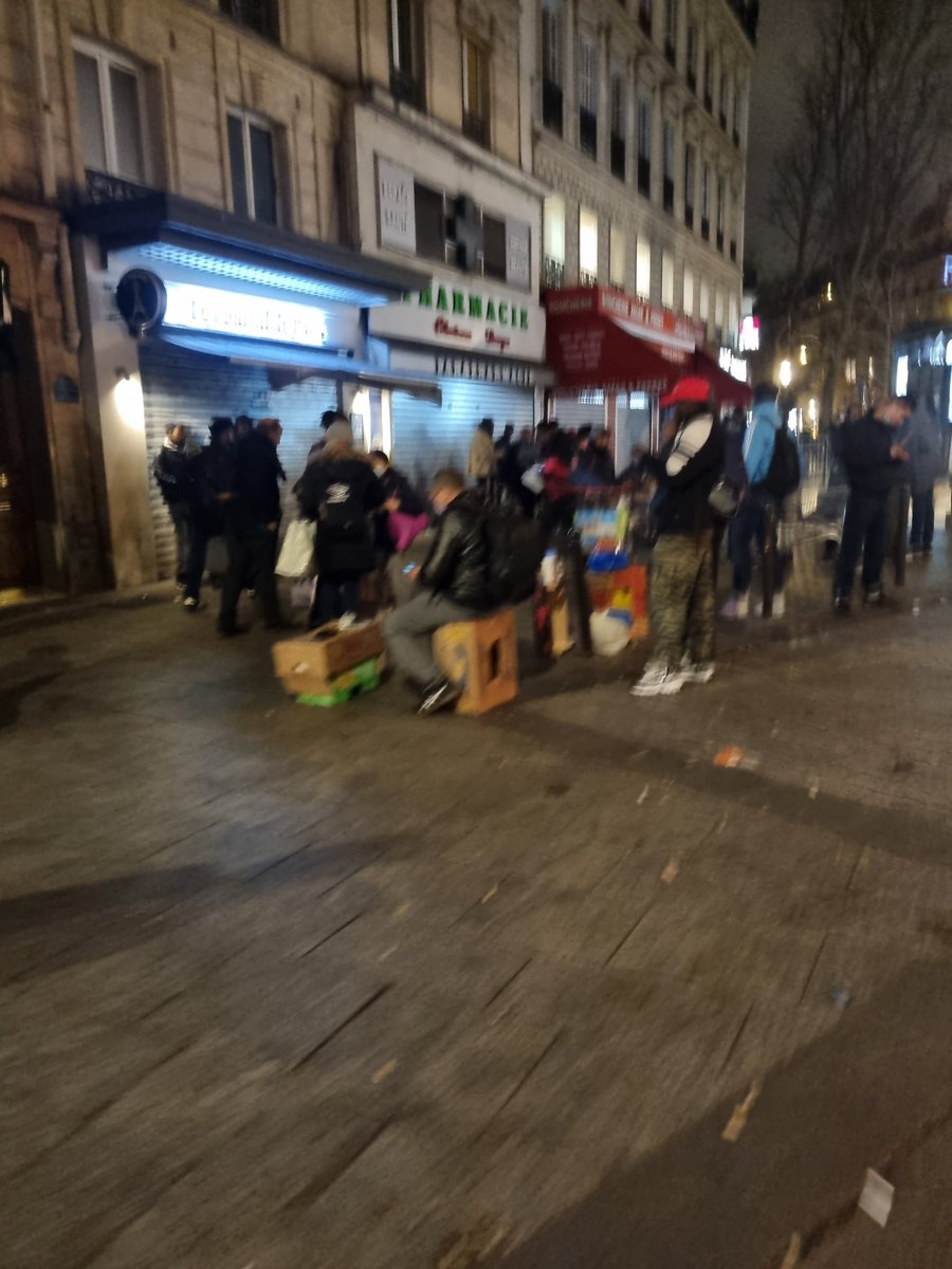 Matt_R83's tweet photo. Et ça on en parle : bruit, saleté, odeur infâme, et danger (bizarrement un barbecue dans des cagettes ne semble inquiéter personne 😅)  @EricLejoindre  @mairie18paris https://t.co/MUVlwTK6CV