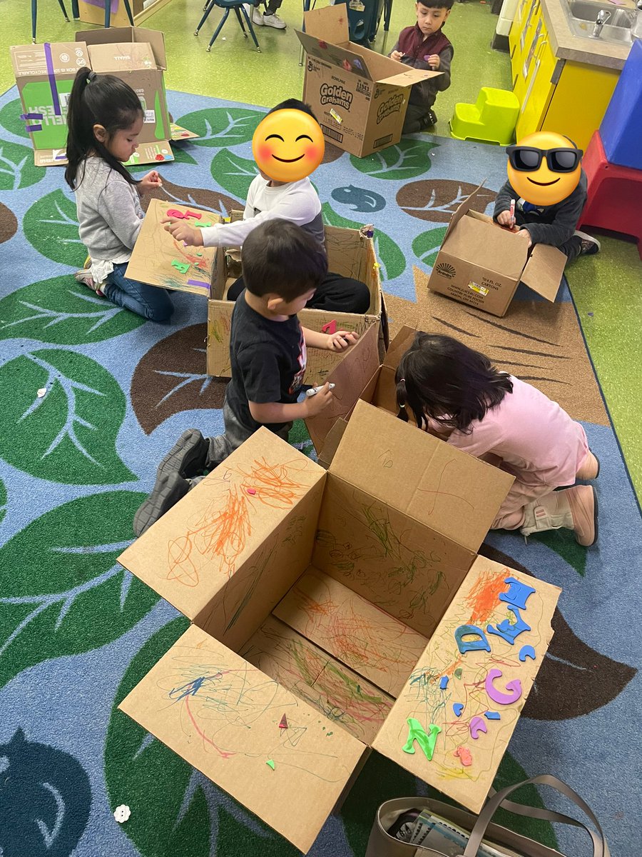 MsSuzanne_HIA's tweet photo. Playing with boxes. Unlocking our imagination and seeing where it will take us! #hiawathapride #d100inspires https://t.co/ThlYyrbvRQ
