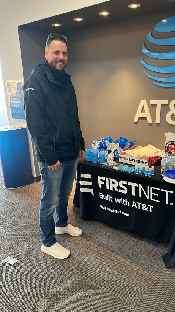 jd922c's tweet photo. Our first customer appreciation AT&amp;T in Roseville mi come out and celebrate with us #GLM #ATT https://t.co/7U6IwYuIjt