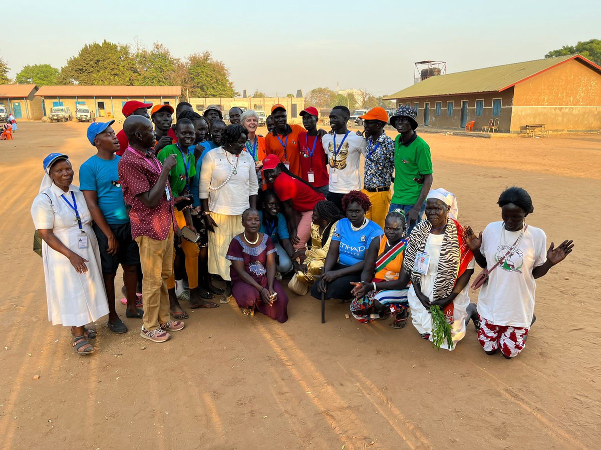 orlamtreacy's tweet image. What a way to spend my 50th. It’s been a real gift. Thanks to the Pope for coming to help us celebrate 😂😜👍🏾🚶🏿‍♀️@Pontifex