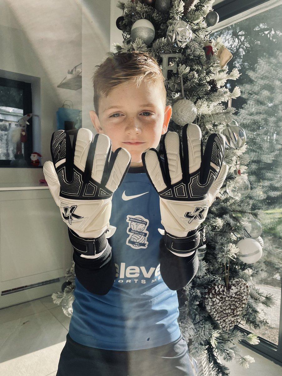 charlybamf's tweet photo. Fergus’ Christmas gloves are still going strong.   Thanks @Just_4_keepers for the comprehensive glove care advice. https://t.co/f6KURkxHEP