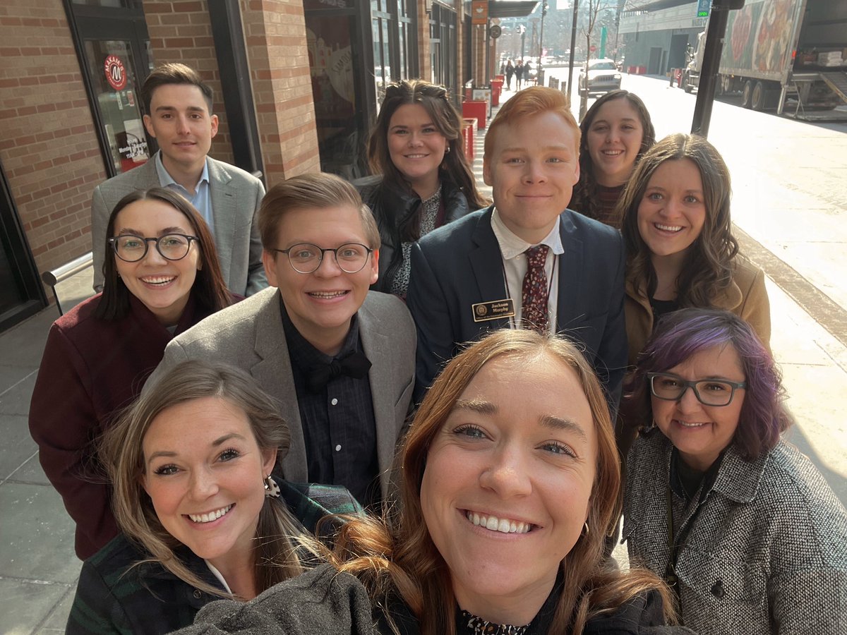 AddieMcNamara_'s tweet photo. Lunch with the best team👊🏻🏔️ #TeamUT https://t.co/LYLwpYrjya