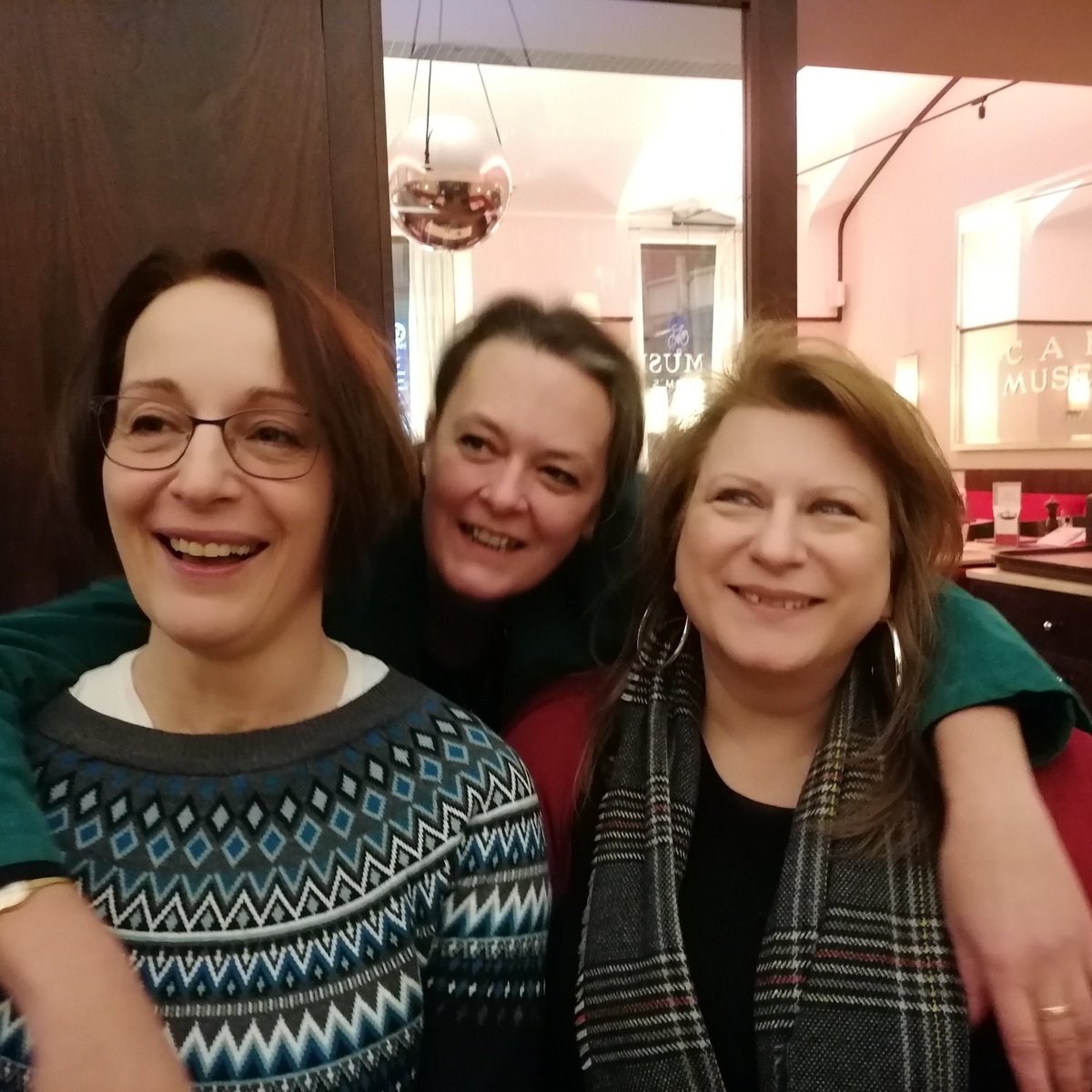 ChNeumeyer's tweet photo. Heute mit #SabinaNaber und #SabineMarx im #CafeMuseum in der Operngasse. Jahrestreffen der österreichischen #KrimiautorInnen, Foto #MinaAlbich #AutorInnenglück #wienliebe https://t.co/tsUT4Xj23Q