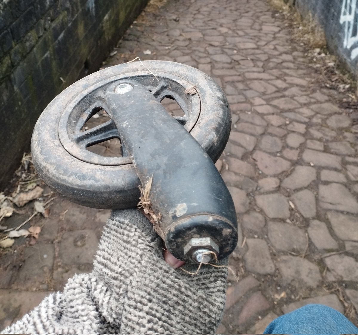 SendSpoons's tweet photo. Fucking hate cobbles 😐 Another wheelchair bites the dust...

#DisabilityTwitter https://t.co/yy3Q0xRNg6