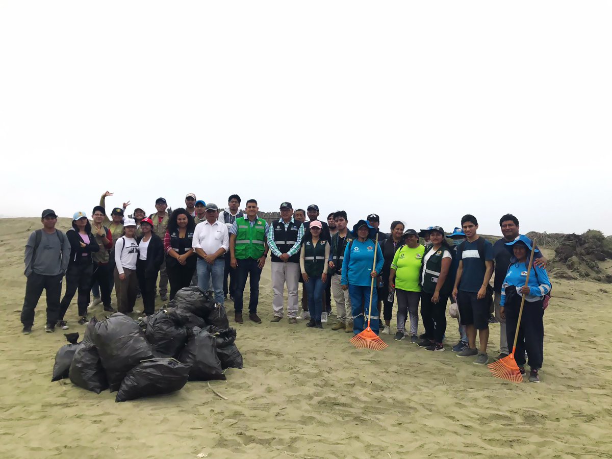 MPT_Trujillo's tweet photo. #TrujilloEsAmor I 🌱♻️ El #Segat organizó una campaña de limpieza en los humedales de Huanchaco, a la altura del sector conocido como Los Totorales, recogiendo 5 toneladas de basura, con la participación de 35 personas, entre voluntarios de la #UNT y promotores ambientales. https://t.co/yNV30QRc3K