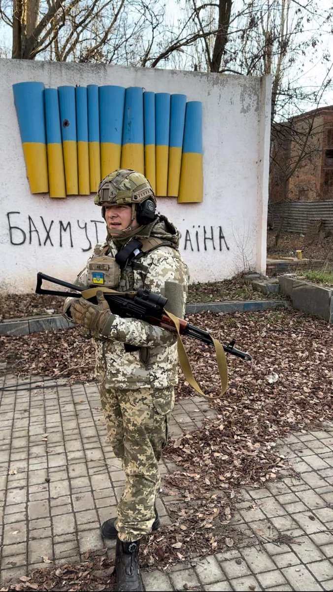 OVLiashko's tweet photo. Мене дивує коли здавалося б чоловіки плачуться, що їм незаконно вручили повістку. 
Я не чекав повісток. Сам у квітні пішов у військомат і попросив мобілізувати мене в ЗСУ. Скоро пів року, як я служу. І жодної секунди не пошкодував про своє рішення. https://t.co/c4ao3MpROR