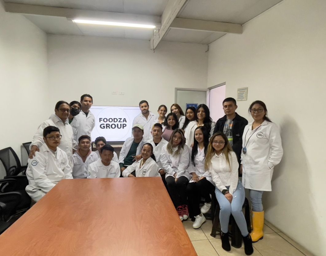 FciiUte's tweet photo. #FCIIUTE| ¡El día de hoy alumnos de la carrera de Ingeniería Industrial y Alimentos,visitaron las instalaciones del grupo Foodza en donde pudieron observar cómo funciona una planta procesadora de alimentos para restaurantes! 🧪🏭🤓💚💙
#AlimentosUTE
#IndustrialUTE https://t.co/i9pbw7iODM