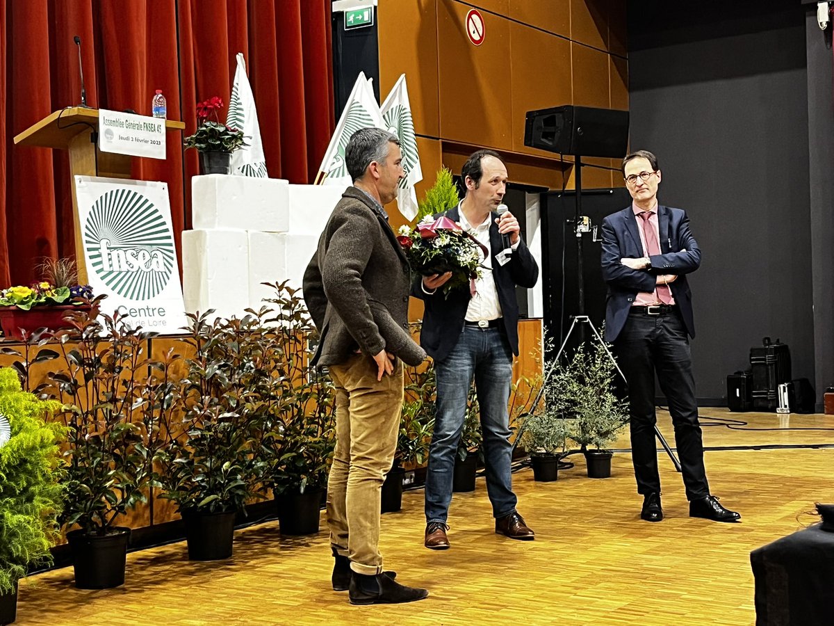 MathildePARIS45's tweet photo. 🚜 Je participais hier à l’Assemblée générale de la FDSEA du Loiret.
Des sujets majeurs ont été abordés : mise en péril de la filière betteravière et sucrière suite à l’interdiction des néonicotinoïdes, gestion de l’eau, nouvelle PAC… Ils peuvent compter sur mon soutien ! https://t.co/52YpVxq3hn