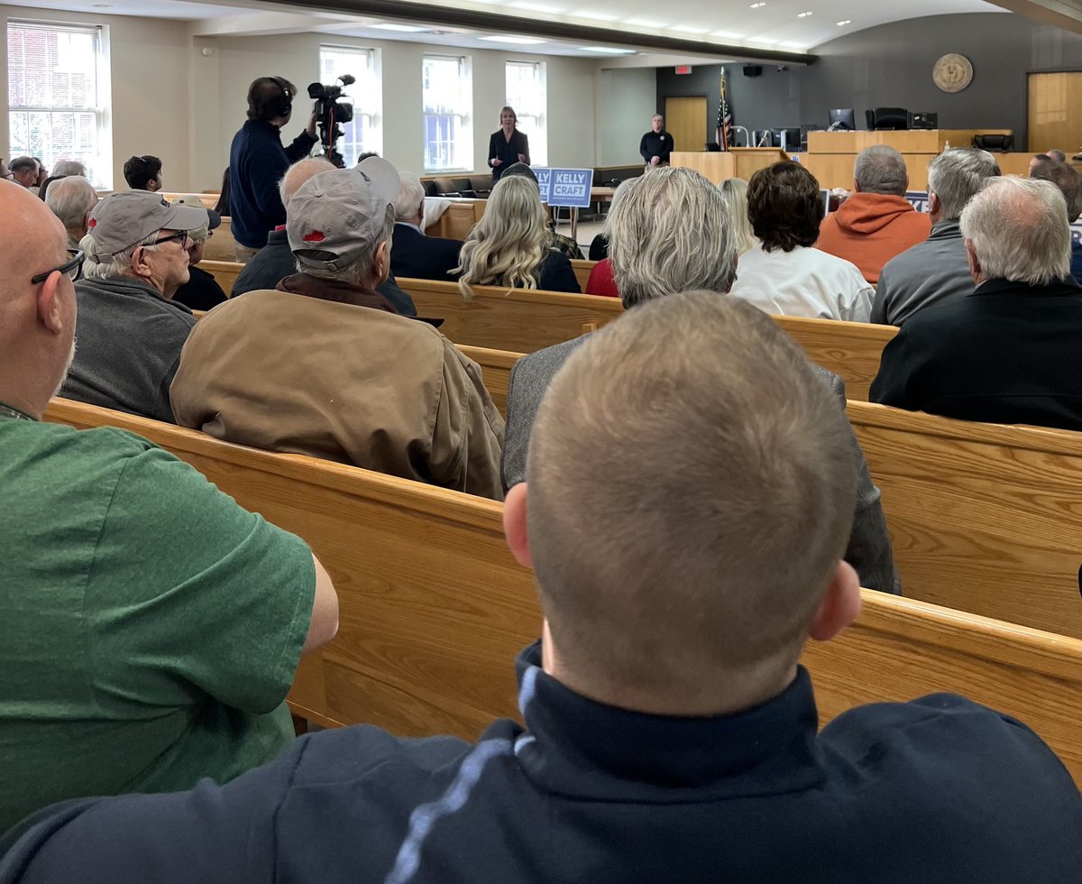 KellyCraftKY's tweet photo. Knox Co - wow! Thank you for the warmest welcome. It was a pleasure meeting so many of you and hearing your dedication to restore Kentucky’s Promise! #KitchenTableTour https://t.co/GBBNvAthln