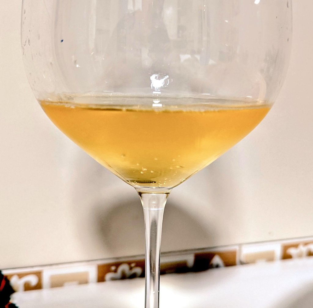 Brutales estas burbujas de <a href="/oscarsoneira/">ÓscarSoneira</a> feat <a href="/hemoglovinum/">Hemoglovinum</a> (que me recomendó <a href="/HGastronomicus/">Albert Molins Renter</a>).
Eso si, me ha costado la de dios abrir la p*ta botella.