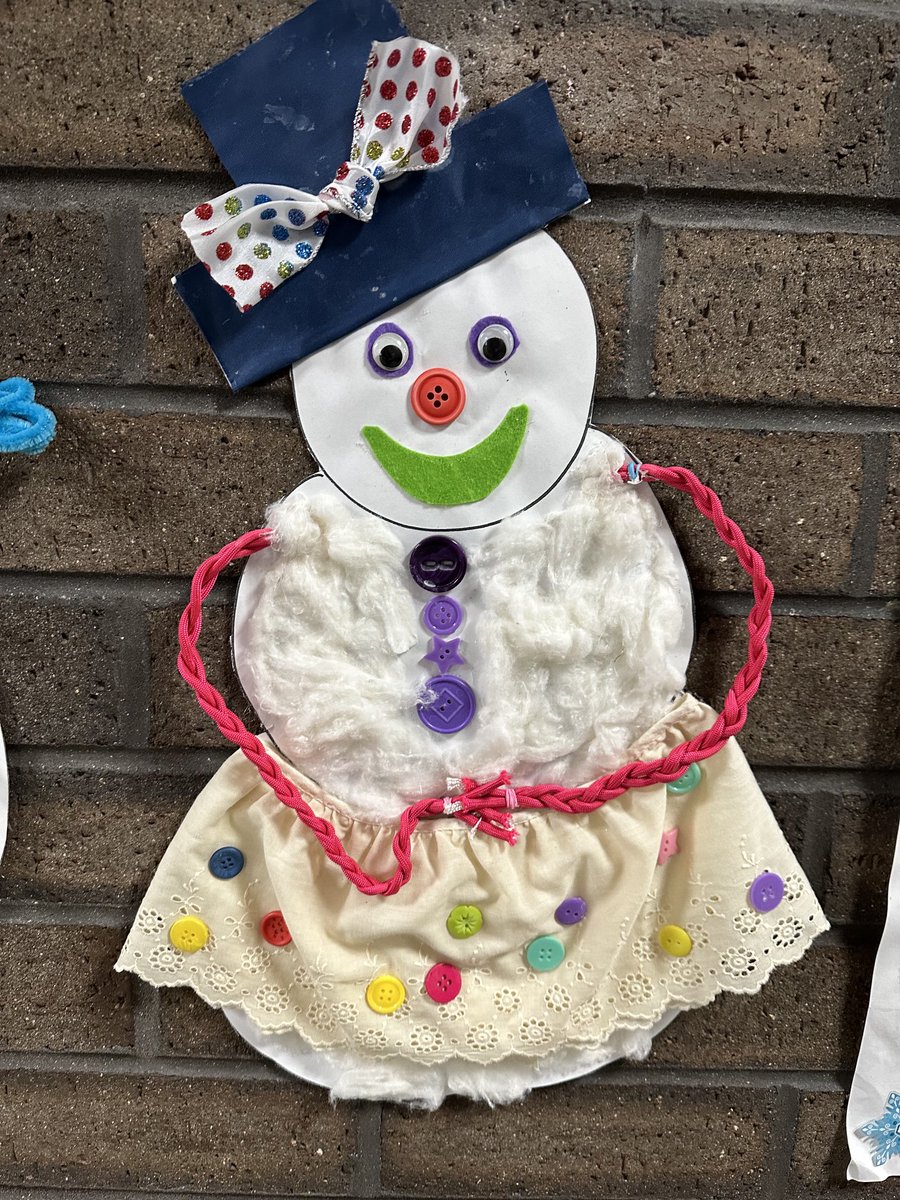 Kooyers3rdgrade's tweet photo. I love how creative my students are. They had to complete this project WITHOUT using crayons, colored pencils or markers. They rocked this assignment!!  #thirdgradersrock https://t.co/XmPW7MUICz