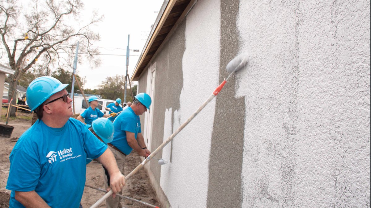 PinellasGov's tweet photo. Today, Commissioners Charlie Justice, Dave Eggers, Brian Scott, Chris Latvala &amp; Chair Janet Long participated in a @HabitatPWP volunteer build event in Lealman. 1/2 https://t.co/wPiOyOS9Jp