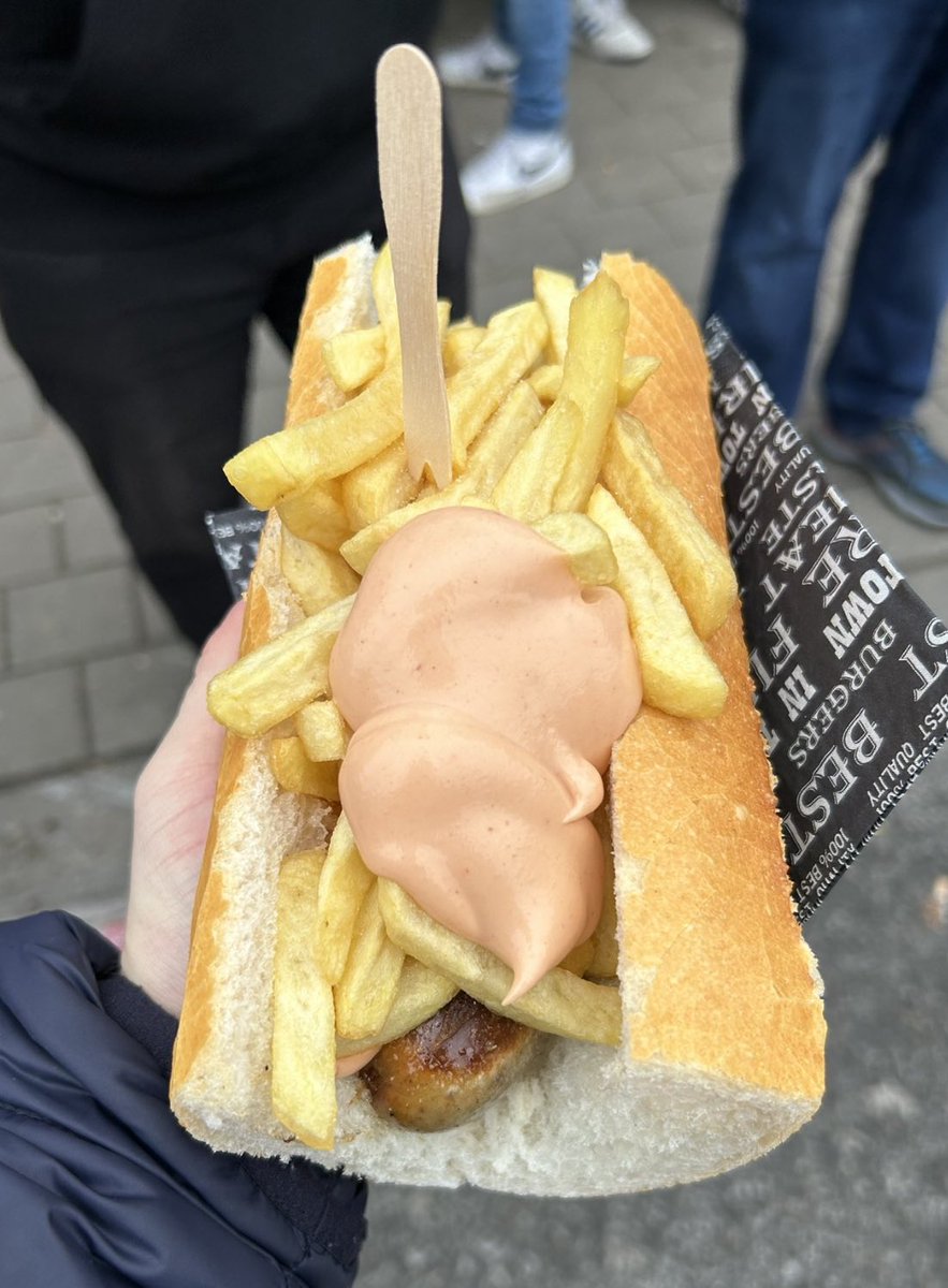 FootyScran's tweet photo. Sausage and chips in a roll at Royal Antwerp (@official_rafc) 

💶 €5.50 (£4.90) https://t.co/KH5ya4kUiw
