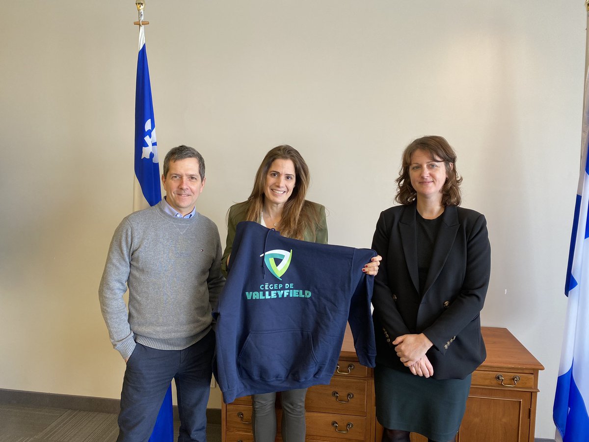 PascaleDery's tweet photo. Merci à Maryse Tétreault et Éric Tessier du Comité consultatif sur l’accessibilité financière aux études. Une belle collaboration débute, toujours dans le but de favoriser une meilleure accessibilité!
Et @CFrechette, moi aussi j’ai mon chandail maintenant 😉#CCAFE #polqc https://t.co/60j3TEw0MH