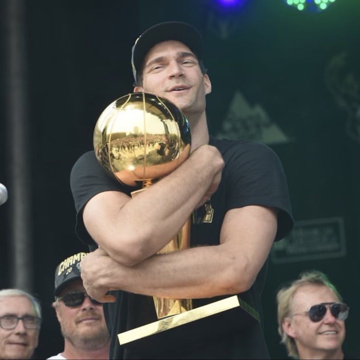 GuyInTheJacket's tweet image. Guess we’ll keep living of this moment for the foreseeable future #LetsGoNets