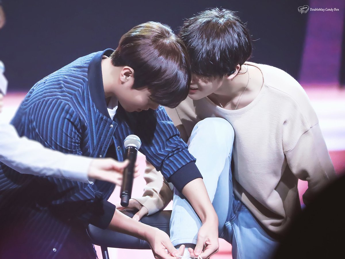 octobergirlx_'s tweet photo. ก็ต้องอันนี้แล้วป่ะ ตำนานถ้าเชือกรองเท้าหลุดอีกโทรมาหาได้เสมอ ต่อให้พี่ถ่ายละครอยู่ พี่ก็จะวิ่งมาผูกเชือกให้เอง 😭❤ คิดถึงวิ้งดีพ #winkdeep https://t.co/q8Dw5YgkSL