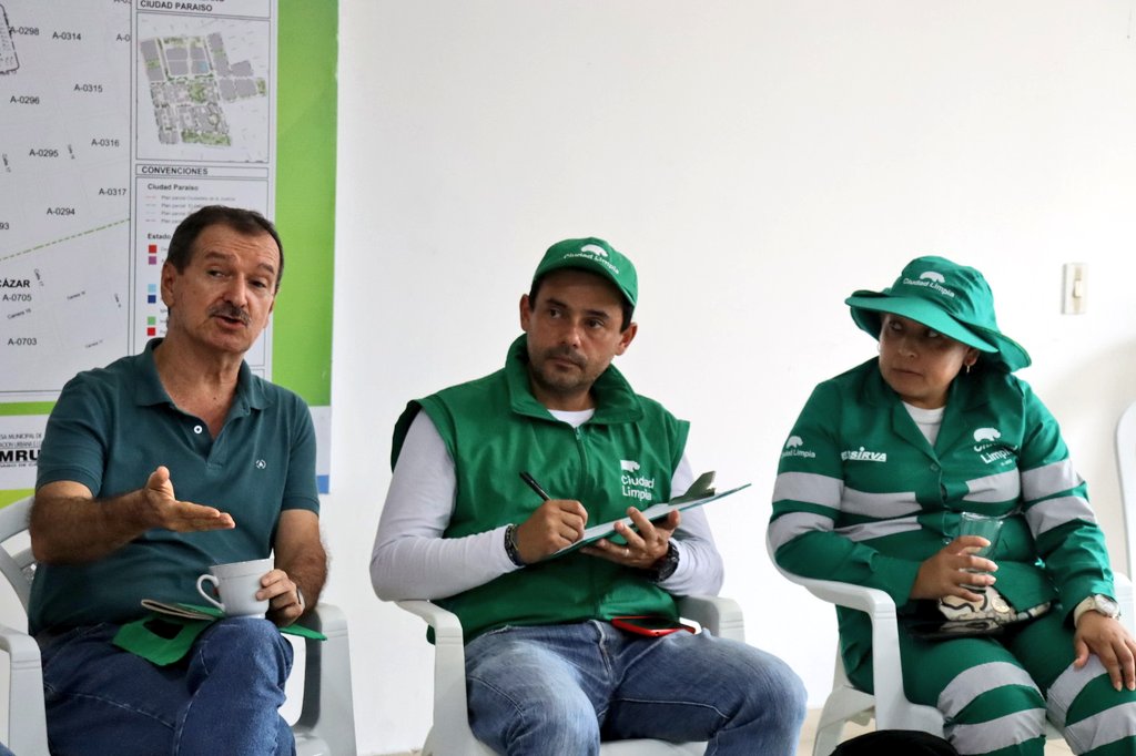 edrucali's tweet photo. Escuchando a la comunidad 🗣️ y generando acciones para darle tratamiento a las problemáticas de seguridad que afectan la zona de renovación urbana y sus alrededores.
☑️ Estaciones del MIO
☑️ Ocupación indebida del espacio público
☑️ Arrojo de residuos sólidos y RCDs
#CATASEP https://t.co/hPnhmwTM2J