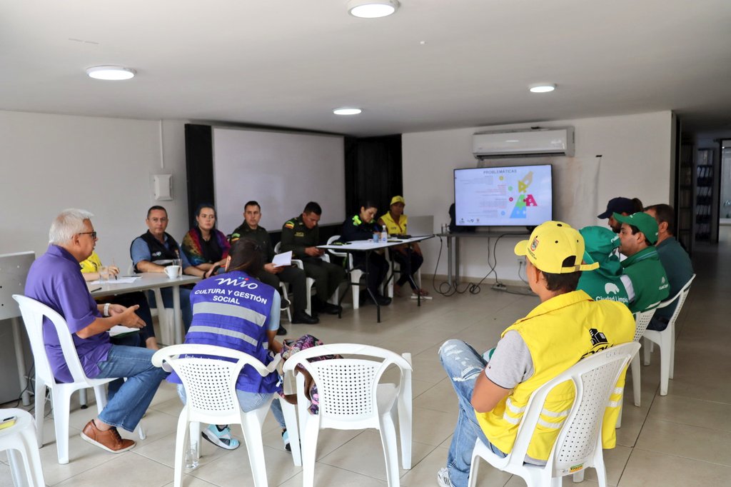 edrucali's tweet photo. Escuchando a la comunidad 🗣️ y generando acciones para darle tratamiento a las problemáticas de seguridad que afectan la zona de renovación urbana y sus alrededores.
☑️ Estaciones del MIO
☑️ Ocupación indebida del espacio público
☑️ Arrojo de residuos sólidos y RCDs
#CATASEP https://t.co/hPnhmwTM2J