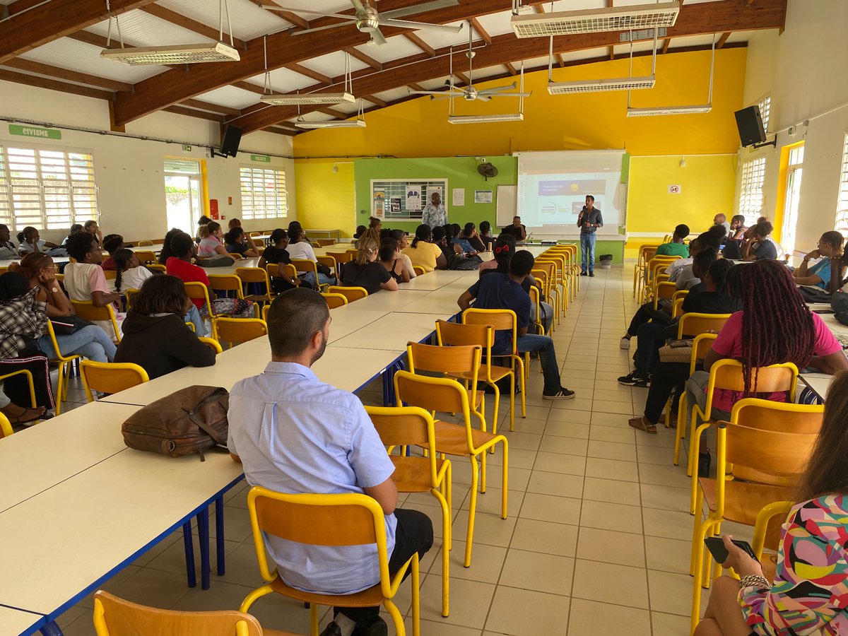 Lgtddh's tweet photo. Le 02 février, une délégation d'enseignants et d'administratifs sont venues présenter aux élèves de Terminale les formations proposées par l'Université des Antilles, complété par une information sur PARCOURSUP. Les élèves ont ainsi pu affiner leurs projets de poursuite d'étude. https://t.co/98joXwpTvz