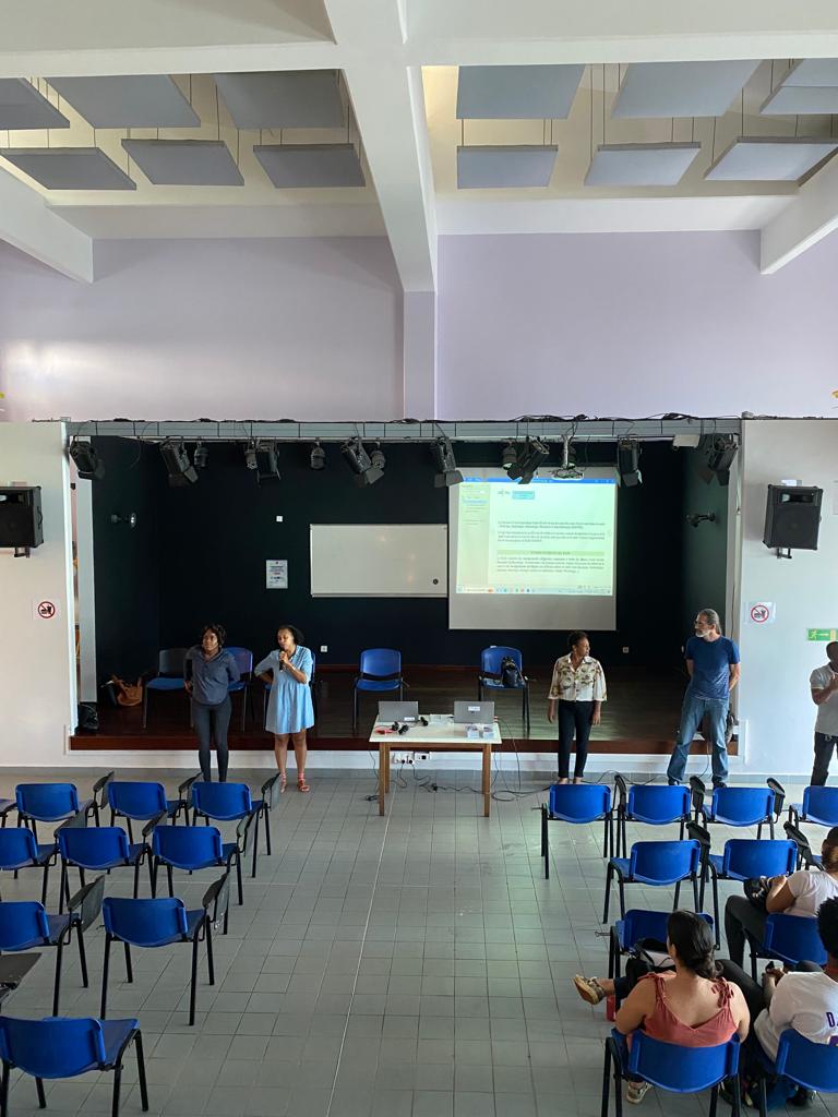 Le 02 février, une délégation d'enseignants et d'administratifs sont venues présenter aux élèves de Terminale les formations proposées par l'Université des Antilles, complété par une information sur PARCOURSUP. Les élèves ont ainsi pu affiner leurs projets de poursuite d'étude.