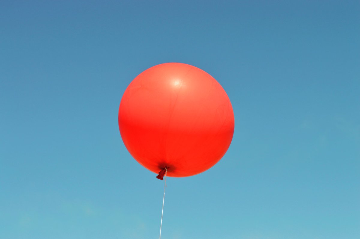 L0VEzen's tweet photo. #ChineseSpyBalloon is full of air contaminated  with #kraken virus and that's why the Pentagon doesn't want to pop the balloon. https://t.co/RzmFoDppRe
